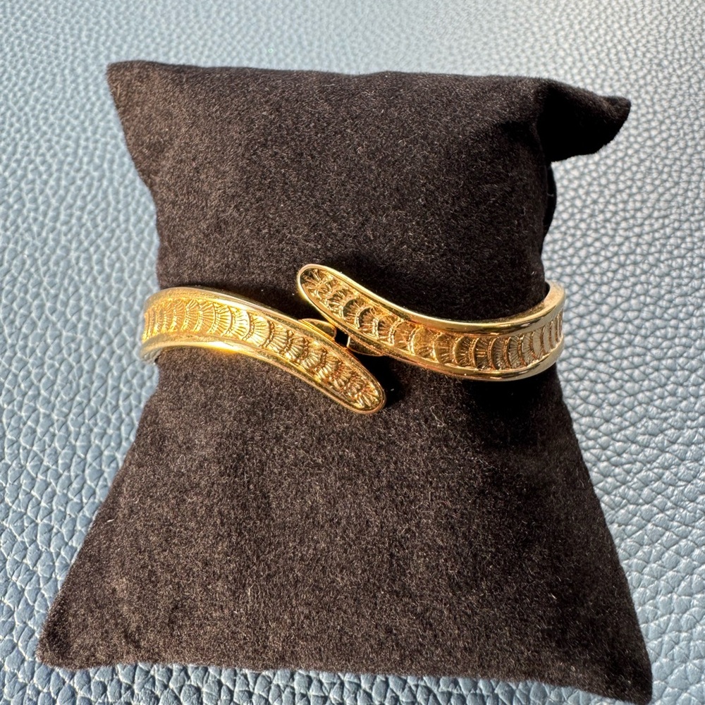 Vintage Monet Gold-Tone Sculpted Wave Cuff Bracelet. Size Small. ::SIGNED::